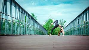 从种族融合到全美扩张，这段岁月奠定了现代棒球作为美国“国技”的根基。